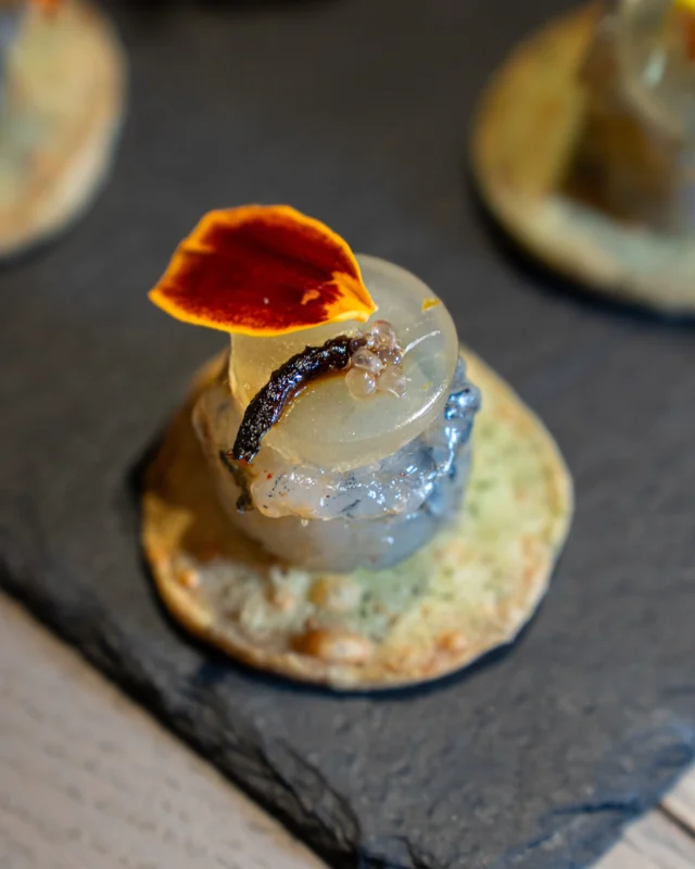 🌿 Nouvelle saison, nouvelle carte

Mais chez Nomad, ce n’est jamais juste une histoire de recettes.

C’est une vision qui prend forme dans chaque bouchée.
Une cuisine qui pense autant qu’elle régale.
Des produits sourcés avec exigence, des gestes précis, et un goût qui fait sens.

Ici, pas de hasard :
🫶 Chaque détail est pensé.
🌱 Chaque ingrédient a son histoire.
✨ Chaque pièce raconte ce qu’on défend.

Une table de passion, sans concession.
Bienvenue dans notre printemps-été 🍋💐

#NomadTraiteur #CarteDeSaison #PrintempsÉté #TraiteurEngagé #CuisineResponsable #PlaisirMilitant

📸: @dvlptacom