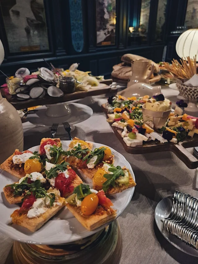 Le 26 mai, c’est à L’Olympia que notre équipe a posé ses valises.

Dans la salle de billard, une centaine de convives réunis par @sezane pour la soirée Amours Solidaires 🫶

Alors on a misé sur des buffets inspirés des tablées du sud, des fromages, des pains, des légumes travaillés. Des couleurs, du goût et toujours cette envie de rassembler.

Parce que chez @nomadtraiteur , chaque événement est une occasion d’exprimer ce qu’on défend :

 🍅 Une cuisine engagée
 🧀 Un sourcing responsable
 🤝 Et un lien fort entre ceux qui cuisinent, ceux qui produisent… et ceux qui dégustent.

Parce que nous croyons, comme eux, que l’amour se cultive aussi autour d’une table. Et qu’un bon repas peut lui aussi contribuer à un meilleur Demain.

Merci à @sezane pour sa confiance et à toutes les mains qui ont rendu cette soirée possible 💚

Nomad – Table de passion, sans concession
 📩 nomad@chateauform.com